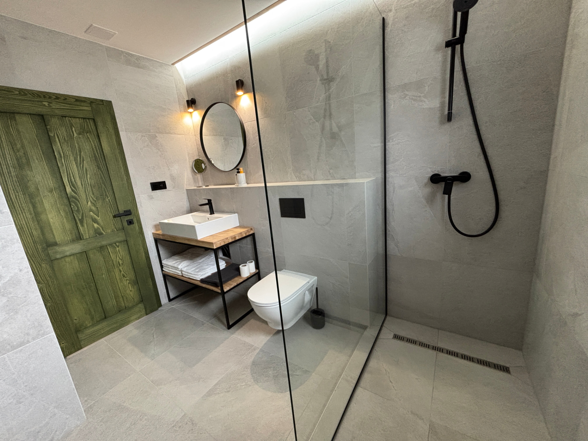 Bathroom with stone tiles